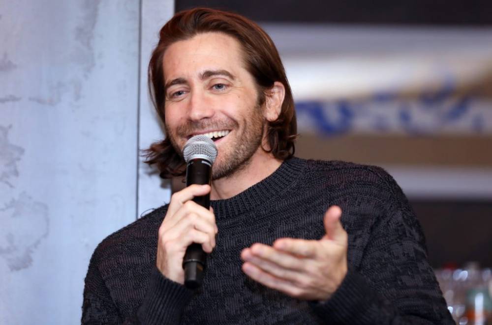 Jake Gyllenhaal - Jake Gyllenhaal Sings 'A Love Song for Quarantine' in Viral Monologue Series - billboard.com