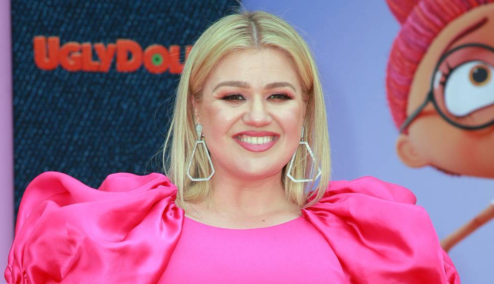 Kelly Clarkson Jokes She 'Doesn't Want to Take Care of One Child' on Mother's Day - justjared.com