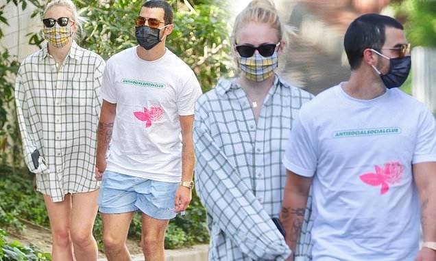 Joe Jonas - Sophie Turner hides her baby bump in a man's button up shirt as she takes a stroll with Joe Jonas - dailymail.co.uk - Los Angeles - city Los Angeles