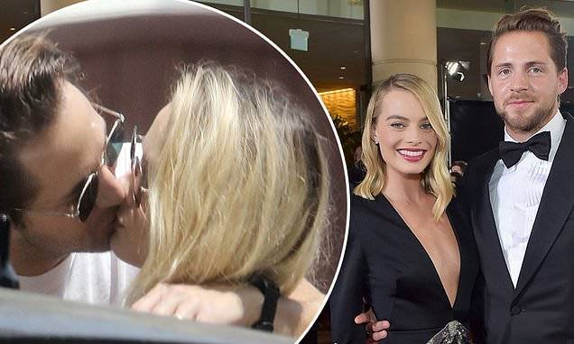 Margot Robbie - Tom Ackerley - Margot Robbie and husband Tom Ackerley pack on the PDA during Los Angeles outing - dailymail.co.uk - Britain - Los Angeles - Australia - city Los Angeles - city London