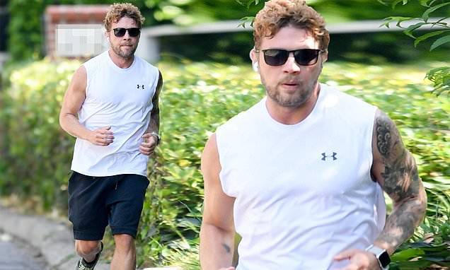 Ryan Phillippe - Ryan Phillippe, 45, shows off his toned arms in a tank top as he keeps fit with a jog in Los Angeles - dailymail.co.uk - Los Angeles - city Los Angeles