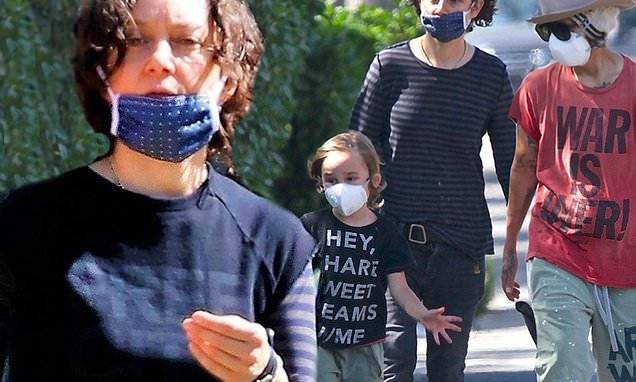 Linda Perry - Sara Gilbert and estranged wife Linda Perry take break from quarantine for a walk with their son - dailymail.co.uk - Los Angeles - city Los Angeles