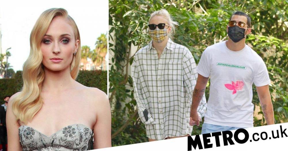 Joe Jonas - Sophie Turner rocks bunny slippers and face mask for daily lockdown walk with Joe Jonas amid ‘pregnancy’ rumours - metro.co.uk - state California
