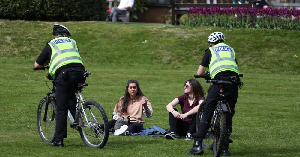 London - Downbeat police admit they're 'fighting a losing battle' as hundreds flock to park - dailystar.co.uk - county Park - state Indiana - Victoria, county Park