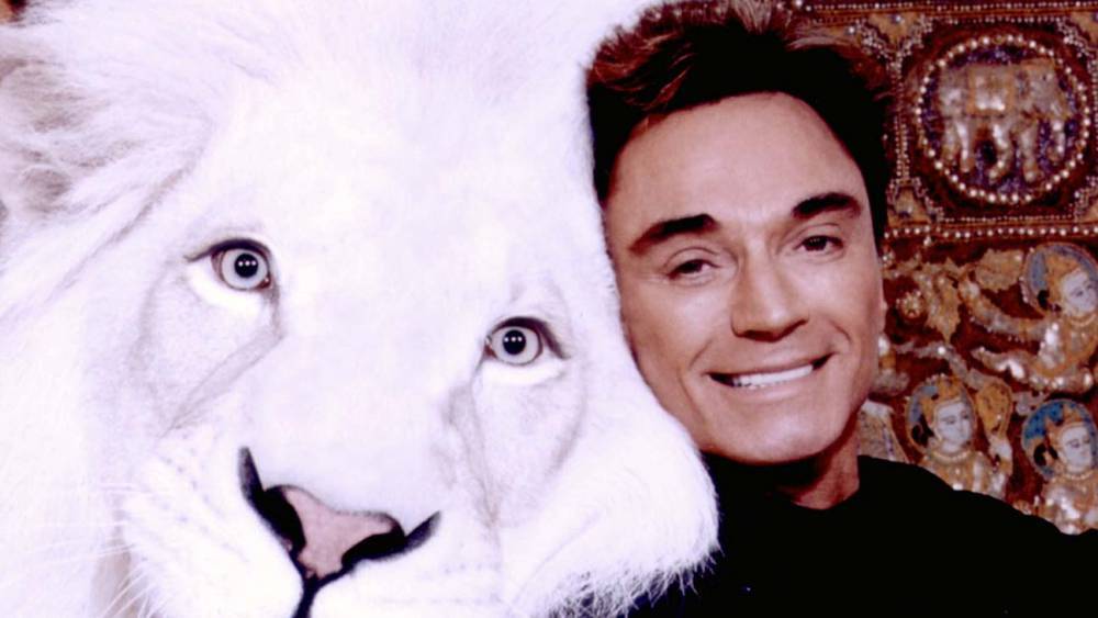 Roy Horn - Siegfried Fischbacher - Roy Horn, Big Cat-Loving Siegfried & Roy Illusionist, Dies of COVID-19 Complications at 75 - hollywoodreporter.com - city Las Vegas