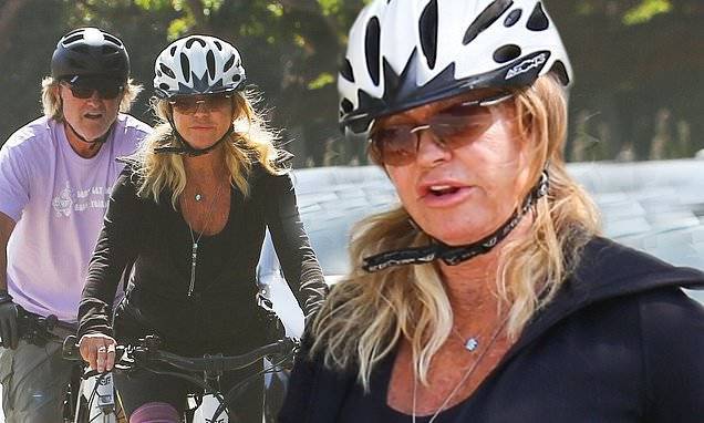 Goldie Hawn - Kurt Russell - Goldie Hawn looks fit and fabulous as she and Kurt Russell enjoy Sunday bicycle ride together in LA - dailymail.co.uk - state California