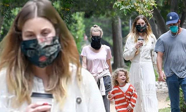 Gavin Newsom - Jessica Alba - Tim Rosenman - Whitney Port wears COVID-19 mask for Mother's Day family stroll in LA with her 'mama' Vicki - dailymail.co.uk - Los Angeles - state California - city Los Angeles - city Sanford