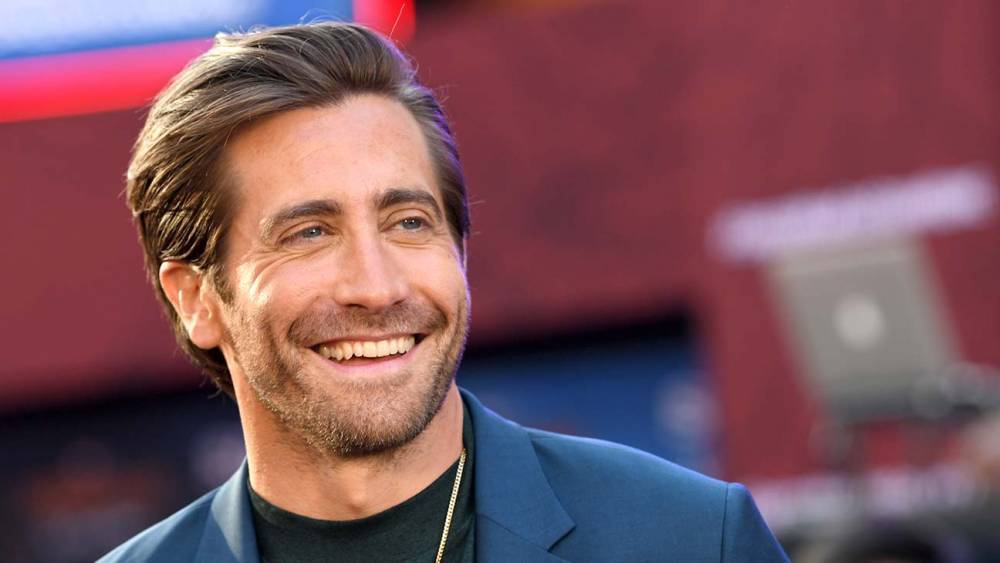 Jake Gyllenhaal - Jake Gyllenhaal Sings "A Love Song for Quarantine" in Viral Monologue Series - hollywoodreporter.com