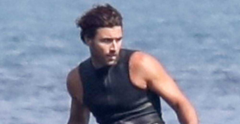Brody Jenner - Brody Jenner Rides Electric Surfboard During Day Out at Sea - justjared.com - city Malibu