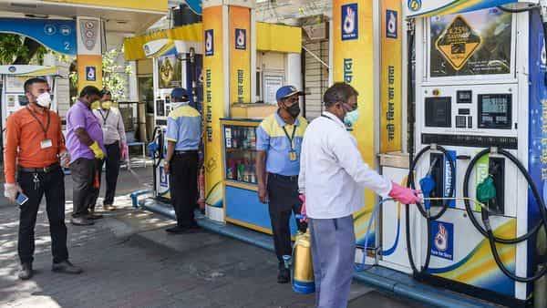 Petrol, diesel prices may increase again after daily price revision restarts - livemint.com - city New Delhi - India