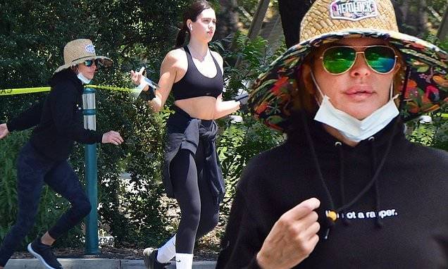 Lisa Rinna - Amelia Hamlin - Lisa Rinna and her daughter Amelia Hamlin cover up in sweats for a Mother's Day hike in Los Angeles - dailymail.co.uk - Los Angeles - city Los Angeles