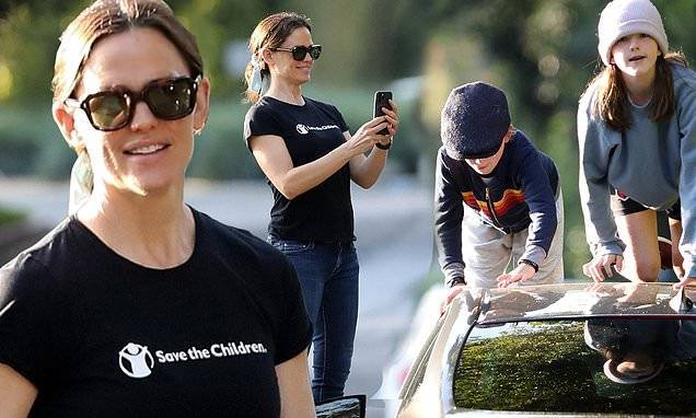 Jennifer Garner - Jennifer Garner beams while filming her two children on the roof of their Lexus on Mother's Day - dailymail.co.uk - state West Virginia