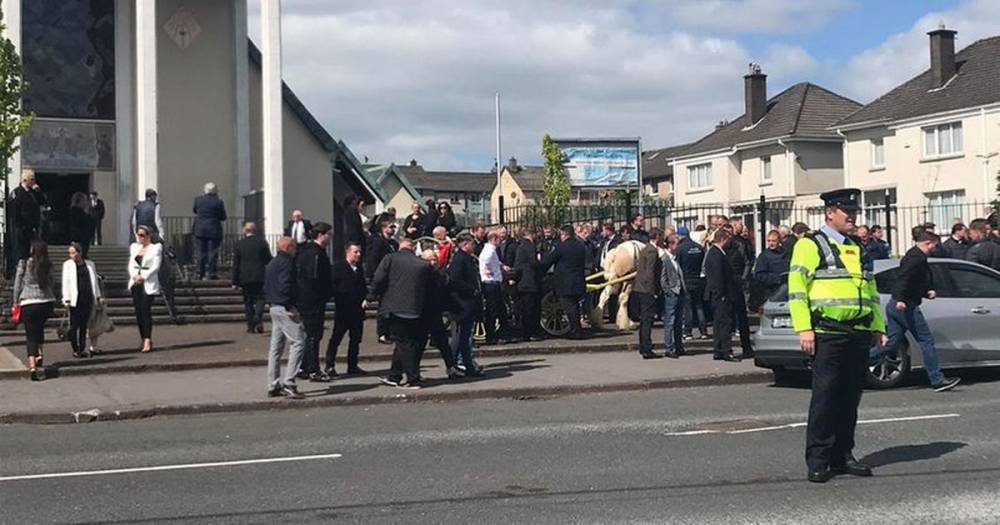 An Garda Síochána - Huge crowds gather for travellers' funeral despite coronavirus lockdown - dailystar.co.uk - Ireland