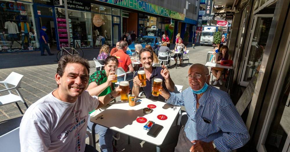 Brit expats in Benidorm enjoy first pint in two months after lockdown relaxed - mirror.co.uk - Spain - Britain