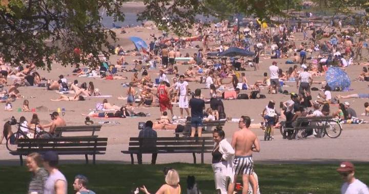 Nearly 1,900 warnings issued over lack of social distancing at Vancouver parks, beaches - globalnews.ca - city Vancouver