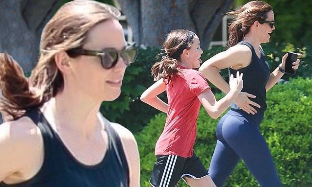 Jennifer Garner shows off her fit physique as she goes on a morning run with Seraphina, 11 - dailymail.co.uk
