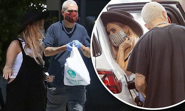 Evan Ross - Los Angelesthe - Ashlee Simpson - Ashlee Simpson covers up her baby bump in black overalls as she masks up for outing - dailymail.co.uk - Los Angeles - state Indiana - county Ross