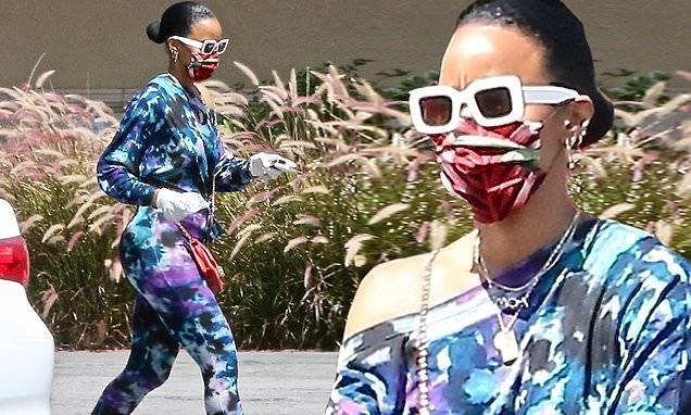 Kelly Rowland - Kelly Rowland rocks a funky look in tie-dye as she makes grocery run during break from quarantine - dailymail.co.uk - Los Angeles - city Los Angeles