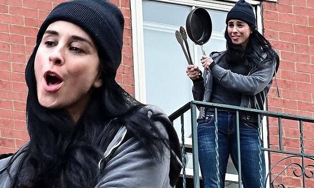 Sarah Silverman enthusiastically bangs on frying pan in nightly salute to NYC's healthcare workers - dailymail.co.uk
