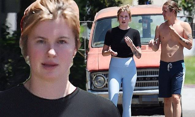 Corey Harper - Ireland Baldwin shows off her toned figure in skin tight blue leggings while going for a jog - dailymail.co.uk - Ireland - Los Angeles