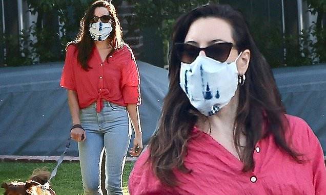 Gavin Newsom - Aubrey Plaza wears mask to pick up dog food from LA pet store ahead of working on FX's Little Demon - dailymail.co.uk - Los Angeles - state California - city Los Angeles - state Delaware