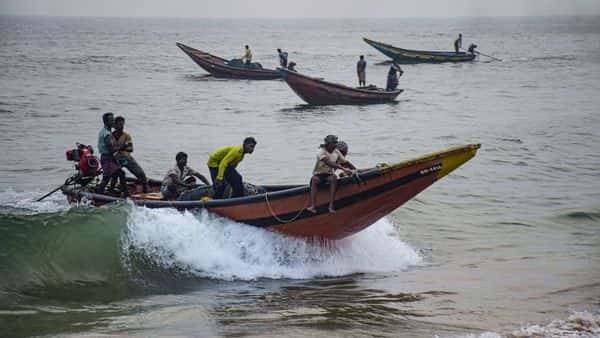 Sounds of the sea give fishermen covid-19 updates - livemint.com - India - Sri Lanka - city Chennai