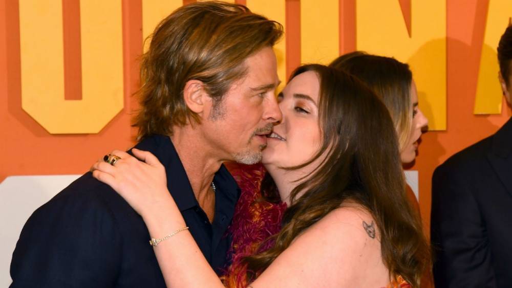 Brad Pitt - Lena Dunham - Lena Dunham Explains Awkward Kissing Photo With Brad Pitt and Shows Off the Gift He Gave Her - etonline.com - county Pitt