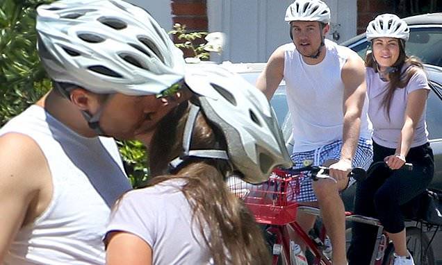 Kelley Flanagan - The Bachelor's Peter Weber smothers Kelley Flanagan with kisses during romantic tandem ride in LA - dailymail.co.uk - Los Angeles - city Los Angeles