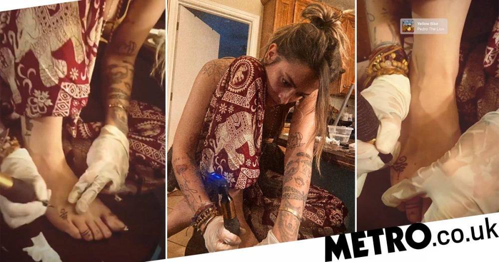 Paris Jackson - Michael Jackson - Paris Jackson gives herself a new foot tattoo while quarantining at home - metro.co.uk