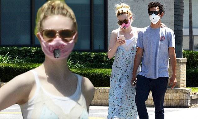 Max Minghella - Elle Fanning and Max Minghella wear face masks as they get cozy in LA amid coronavirus pandemic - dailymail.co.uk - Los Angeles