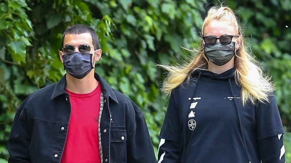 Joe Jonas - Pregnant Sophie Turner and Joe Jonas Hold Hands While Enjoying a Stroll in L.A. -- See the Sweet Pic! - etonline.com - Los Angeles