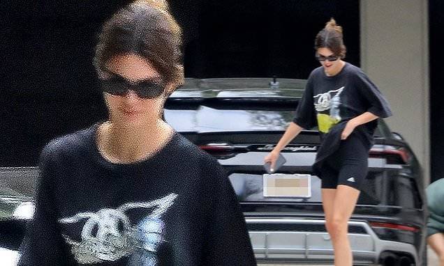 Hailey Bieber - Kendall Jenner - Justine Skye - Kendall Jenner skateboards with pals... after Hailey Bieber leaves flirty comment on her sexy snap - dailymail.co.uk - Los Angeles - city Los Angeles