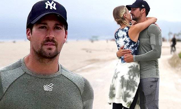 James Maslow - James Maslow packs on the PDA with girlfriend Caitlin Spears while on a beachside run - dailymail.co.uk - city Santa Monica
