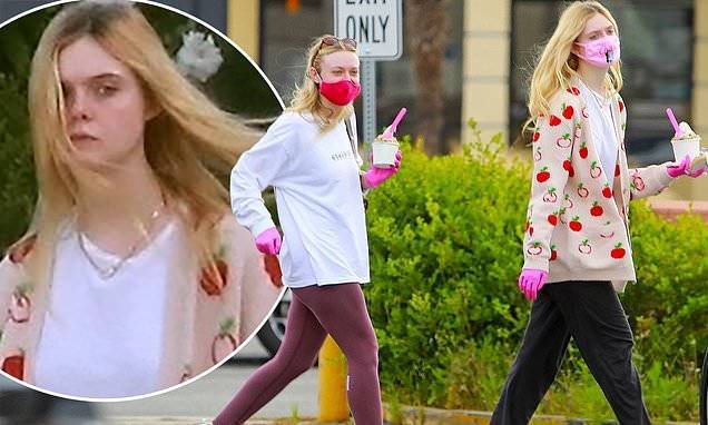 Elle and Dakota Fanning cover up in pink face masks while running errands together amid LA lockdown - dailymail.co.uk - Los Angeles - city Los Angeles