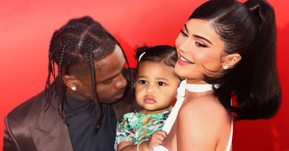 Kylie Jenner - Khloe Kardashian - Khloe Kardashian and Kylie Jenner ooze glamour as they cradle babies in unseen snap - mirror.co.uk - city Chicago