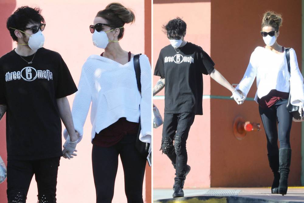 Kate Beckinsale - Kate Beckinsale, 46, and new boyfriend Goody Grace, 22, tightly hold hands as they leave pharmacy together donning masks - thesun.co.uk - Los Angeles