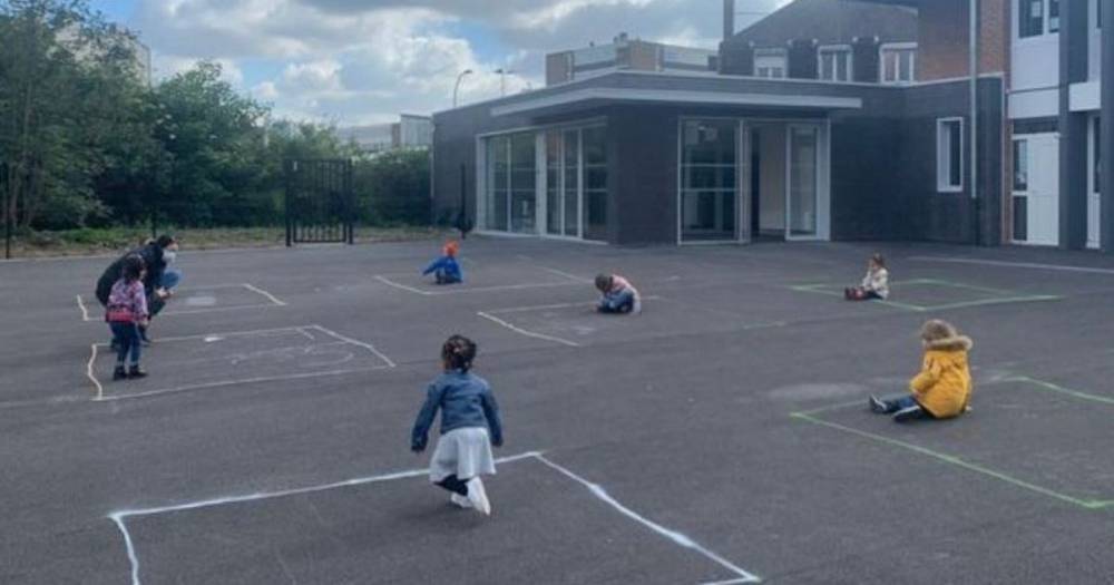 Heartbreaking photo of French children 'playing' in isolated chalk squares shows reality of schools reopening - manchestereveningnews.co.uk - Britain - France - Belgium