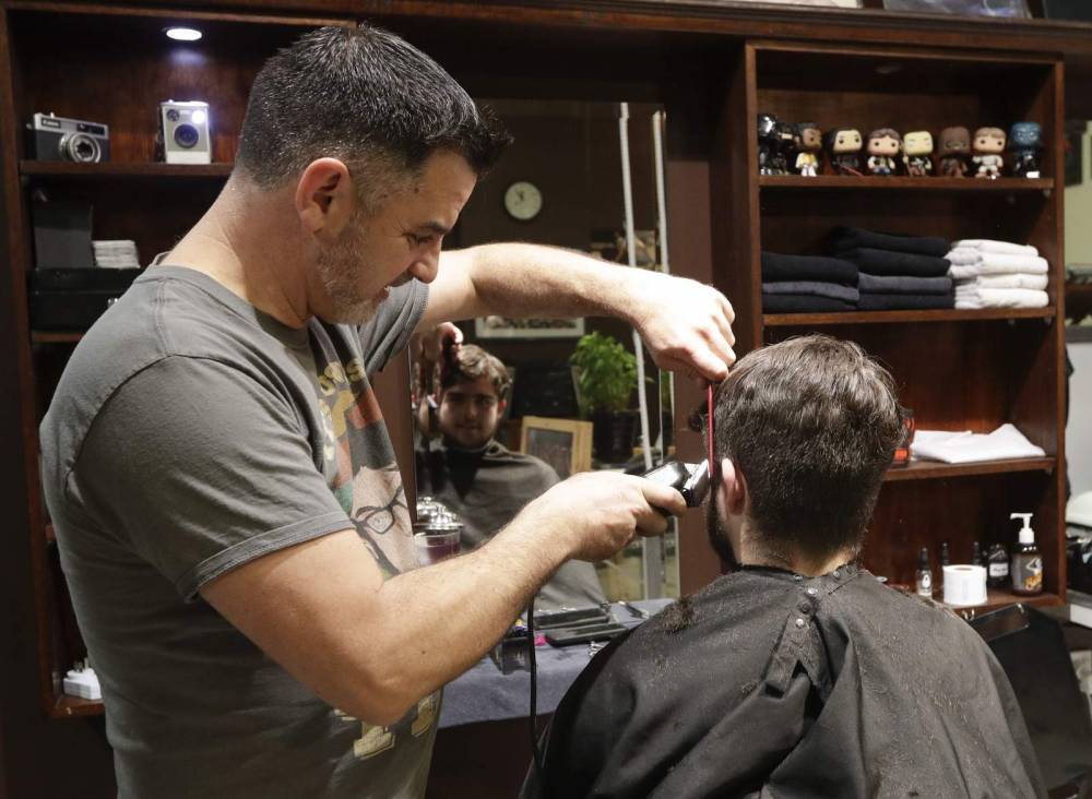 New Zealand barber snips away at midnight as nation reopens - clickorlando.com - New Zealand
