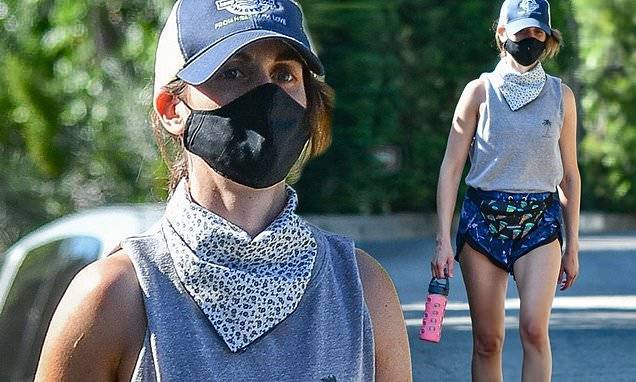 Alison Brie highlights her toned legs in shorts with a sleeveless shirt for walk in Los Angeles - dailymail.co.uk - Los Angeles - city Los Angeles