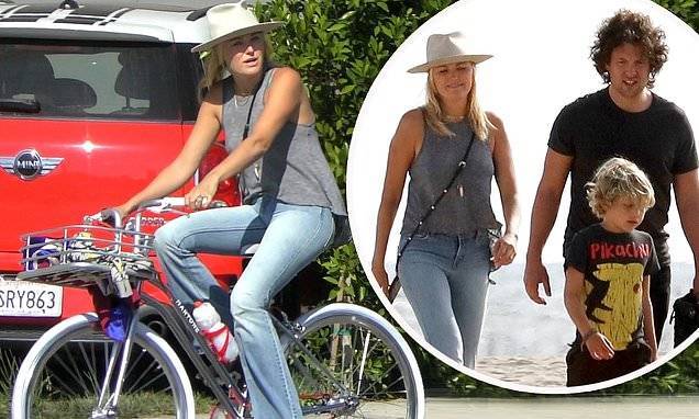 Malin Akerman celebrates her 42nd birthday by enjoying a bike ride then a walk on the beach - dailymail.co.uk - Los Angeles - state California - city Los Angeles - city Venice