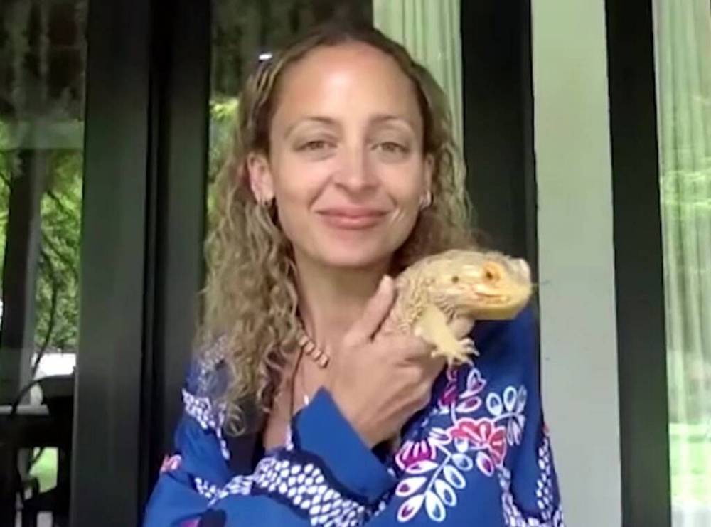 Nicole Richie - Nicole Richie Brings Out Bearded Dragon For Interview With Seth Meyers - etcanada.com