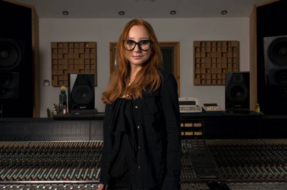 Tori Amos' 'Resistance' Connects the Thread Between Calamitous Times and Political Power Grabs - billboard.com