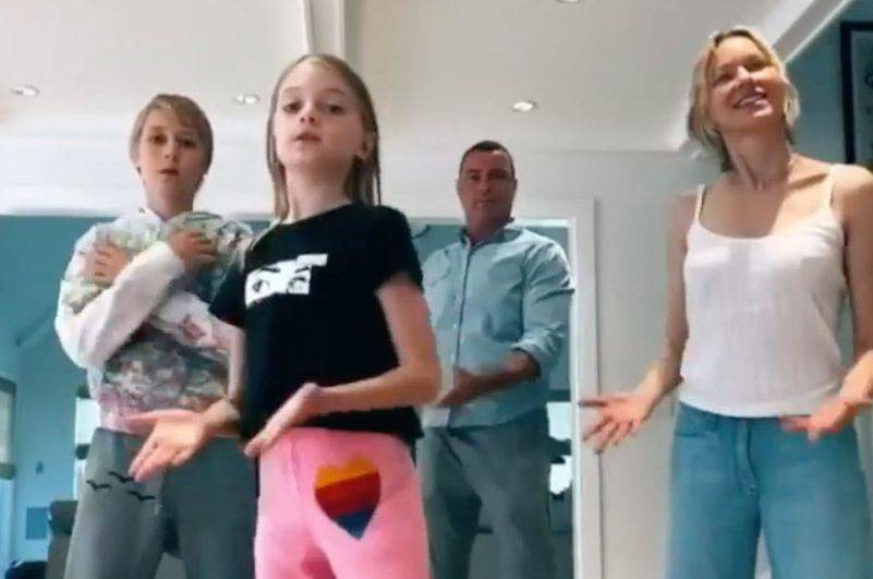 Naomi Watts - Naomi Watts And Liev Schreiber Quarantine Together With Kids, Launch A TikTok Family Dance - etcanada.com