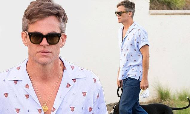 Chris Pine is casually cool in patterned shirt and blue jeans as he walks his dog in LA - dailymail.co.uk - Los Angeles