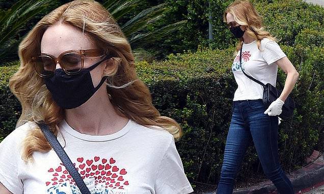 Heather Graham - Heather Graham steps out in mask, gloves and skinny jeans in Los Angeles amid coronavirus pandemic - dailymail.co.uk - Los Angeles - city Los Angeles