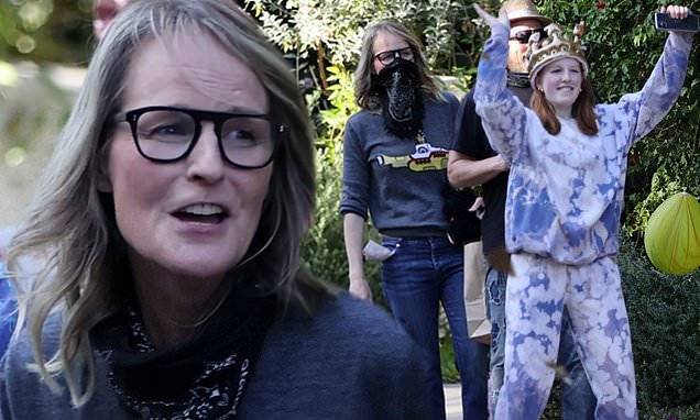 Helen Hunt - Helen Hunt adheres to social-distancing guidelines as she hosts drive-by Sweet 16 party for daughter - dailymail.co.uk