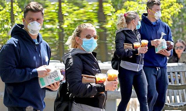 Scarlett Johansson - Colin Jost - Scarlett Johansson and Colin Jost match each other in UGGs as they mask up to grab supplies - dailymail.co.uk - New York - city New York - county Hampton