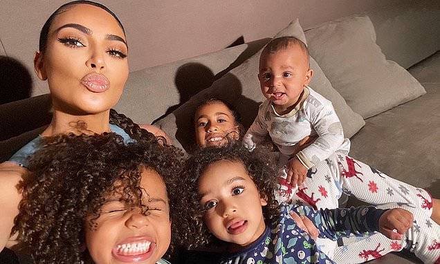 Kim Kardashian - Kim Kardashian and four kids pull faces in series of selfies - dailymail.co.uk - city Chicago