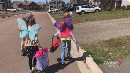 New Brunswick mom starts ‘doorstep fairies’ to support her neighbours - globalnews.ca