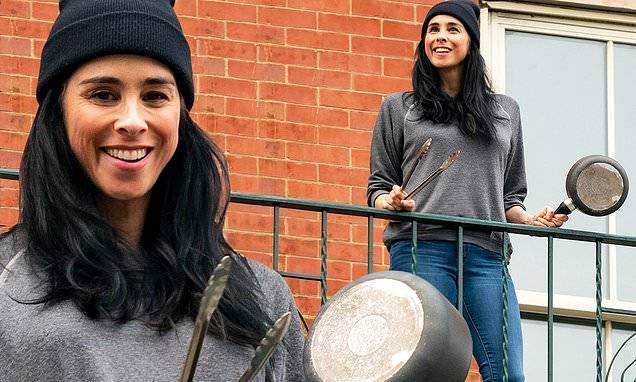 Sarah Silverman - Sarah Silverman is all smiles as she joins in New York City's nightly salute to healthcare workers - dailymail.co.uk - city New York